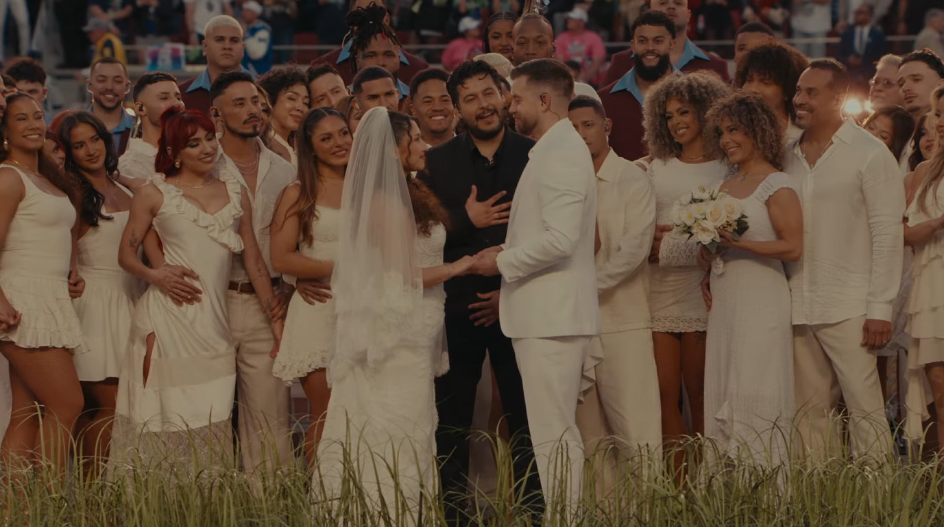 Свадьба с 100 миллионами случайных гостей.